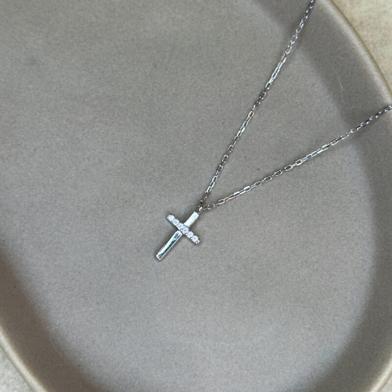 Ασημένιο κολιέ με σταυρό