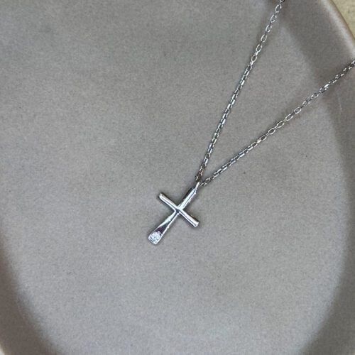 Ασημένιο κολιέ με σταυρό