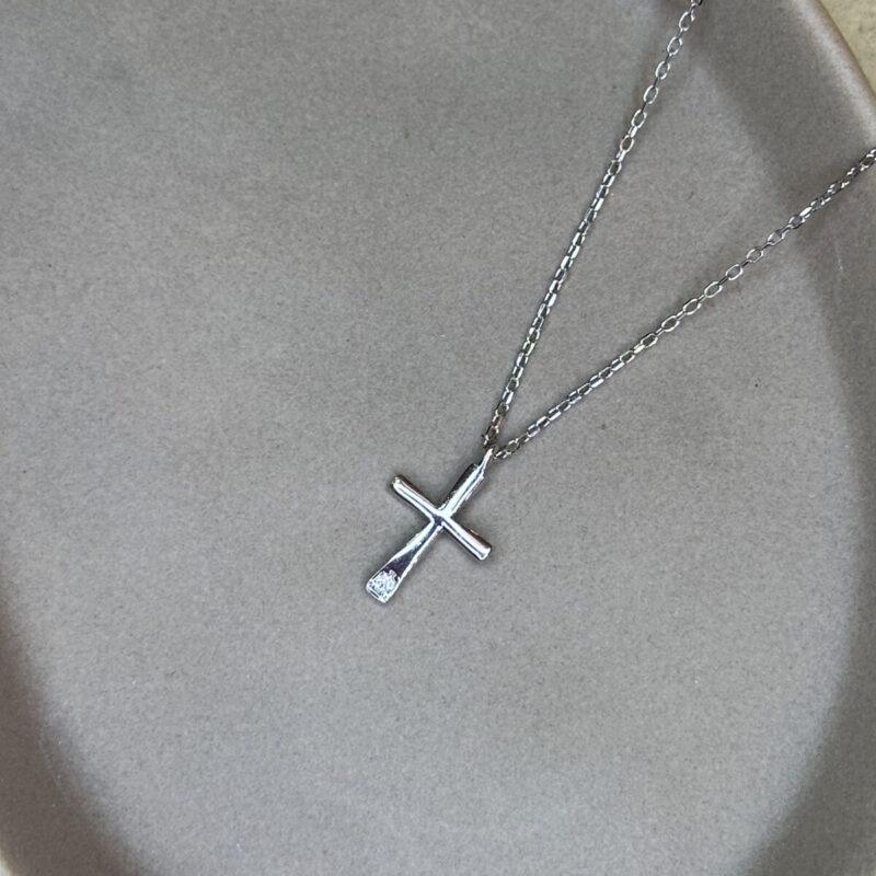 Ασημένιο κολιέ με σταυρό