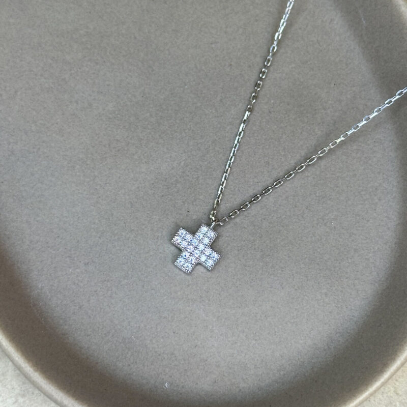 Ασημένιο κολιέ με σταυρό