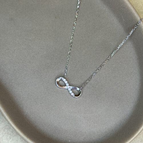 Ασημένιο κολιέ σε σχήμα άπειρο