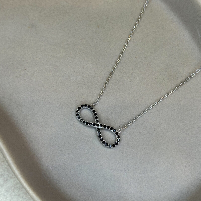 Ασημένιο κολιέ σε σχήμα άπειρο με μαύρα ζιργκόν